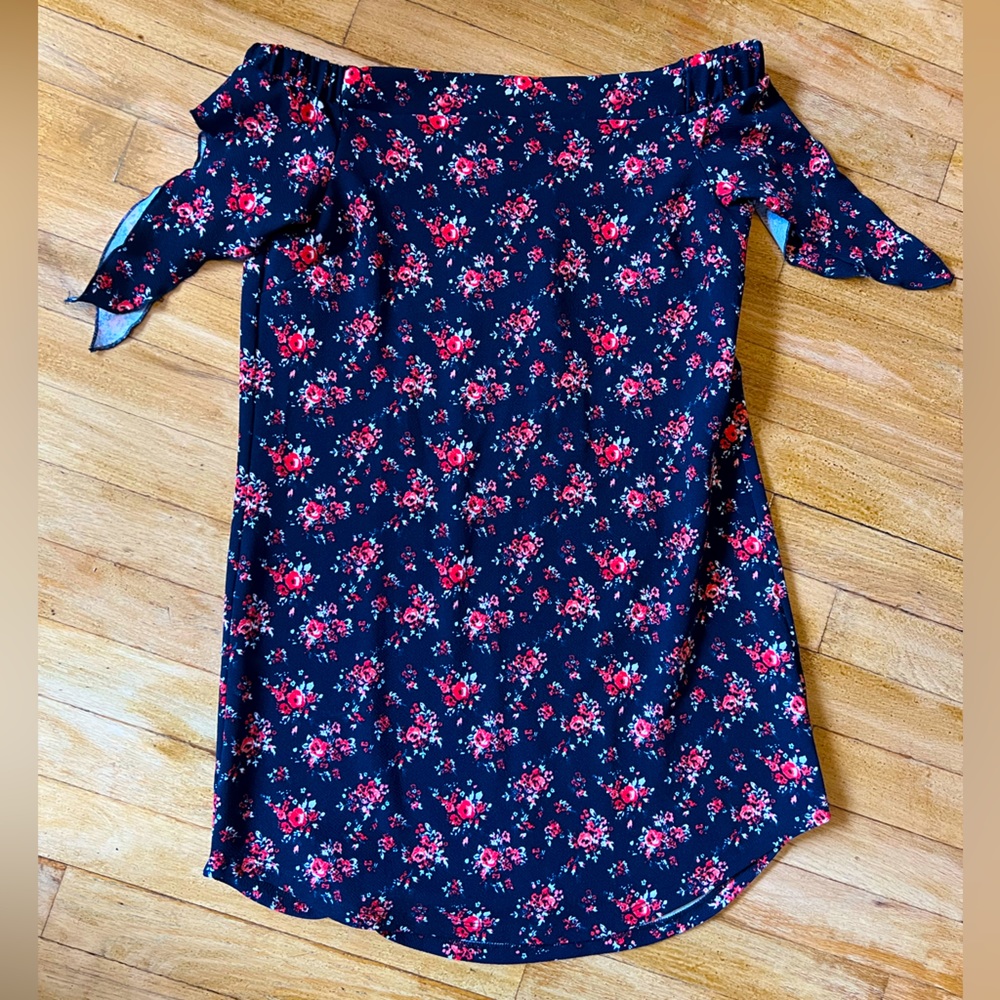 Floral summer dress, size medium. Over the shoulder sheath dress with tags!